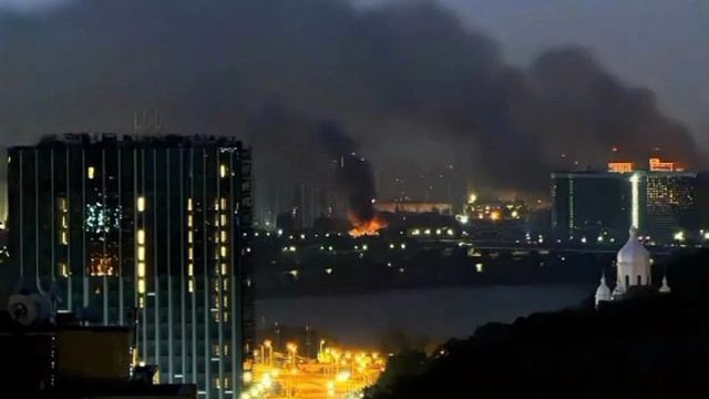 ‼️🇺🇦🔥Чёрный дым окутывает Киев после атаки,Пожары и прилёты практически во всех районах столицы смотреть онлайн