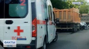 В Краснодаре легковушку сплющило между двумя большегрузами, водитель погиб
