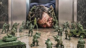 Мужик попал на ВОЙНУ против армии ИГРУШЕЧНЫХ СОЛДАТИКОВ которые захватили его квартиру. Пересказ