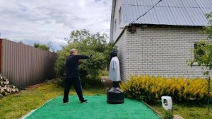 Отработка ударов деревянной катаной на макиваре (2)