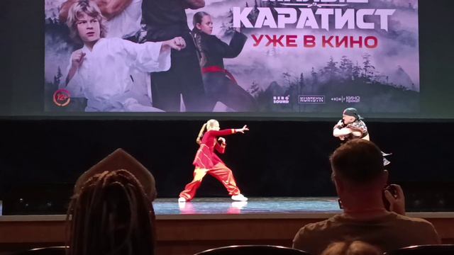Эстафета поколений в карате: Группа детей и девушек показывает класс перед выходом мастеров! 🥋