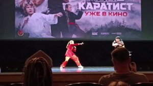 Эстафета поколений в карате: Группа детей и девушек показывает класс перед выходом мастеров! 🥋