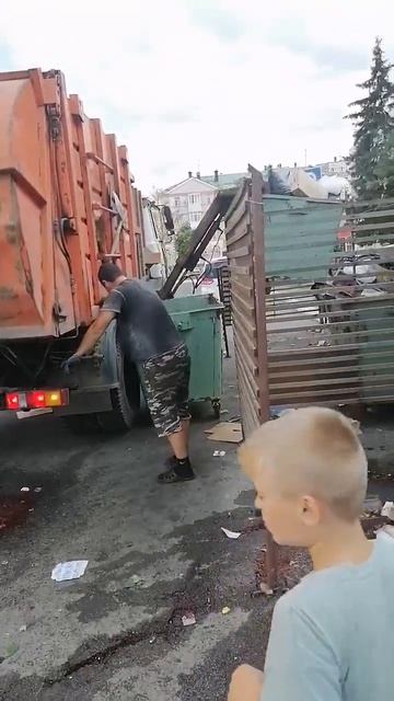 Уборка мусора в самый разгар жаркого сезона,вонь ужасная!