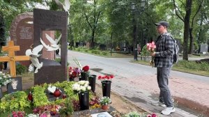ПЯТЬ ЛЕТ БЕЗ ВЛАДИМИРА МЕНЬШОВА | СЕМЬЯ ЛЕГЕНДАРНОГО РЕЖИССЁРА НА МОГИЛЕ ПАПЫ В ДЕНЬ ПАМЯТИ