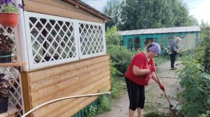 Пенсионеры с утра работаем, а вечером на праздник всем посёлком.