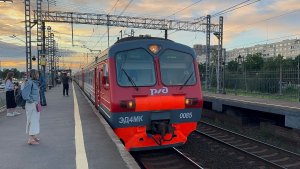 «Последняя электричка!» Электропоезд ЭД4МК-0085 на пл.Проспект Славы и Песочный Мох, июнь 2026 года