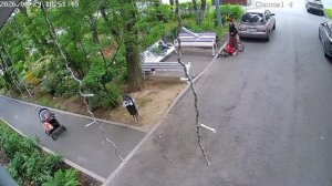 😡 Женщина заставила ребёнка встать на колени и целовать ей ноги в Алтуфьево 

Она остановила мальчи