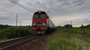 «Утренний!» Тепловоз «КаМаз» 2ТЭ25КМ-0322 с грузовым поездом на перегоне, июнь 2026 года