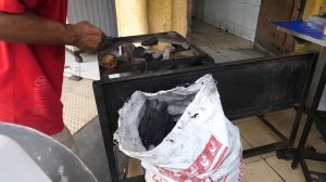 Это уличные повара из Тайваня и Индонезии - они обращаются с рисом так, словно месят тесто
