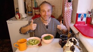 Обед с котями. Черный риелтор предлагает деньги. Мукбанг. Обжор. Еда на камеру. Диета. Шизофрения.