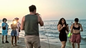 Ваня спел Bailando (Танцуя) на пляже в Испании | Не ожидал такого от испанцев!