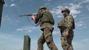 На полигоне в Московской области опытные инструкторы готовят добровольцев.