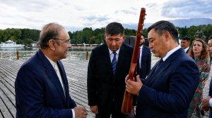 Жапаров подарил комуз прибывшему в Кыргызстан с госвизитом президенту Пакистана