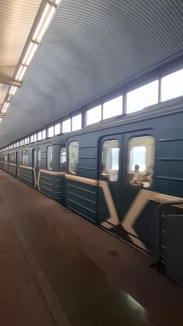 Станция "Воробьёвы горы" прибытие и отправление поезда 5