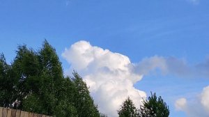 разглядывая облака