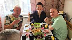 Мукбанг ВЕСЕЛО отмечаем ДР отца Вовы) Шутим, ВЕСЕЛИМСЯ, ТОСТЫ вместе с СЕМЬЁЙ! Праздничный ужин