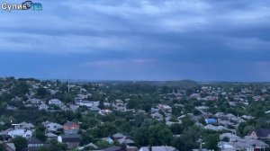 Вечерний город, мрачные небеса и молния