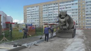 Новая просторная парковка, удобные широкие тротуары, современные детские площадки