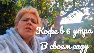 Поставила варенье напекла чебуреков и начала красить потолок .