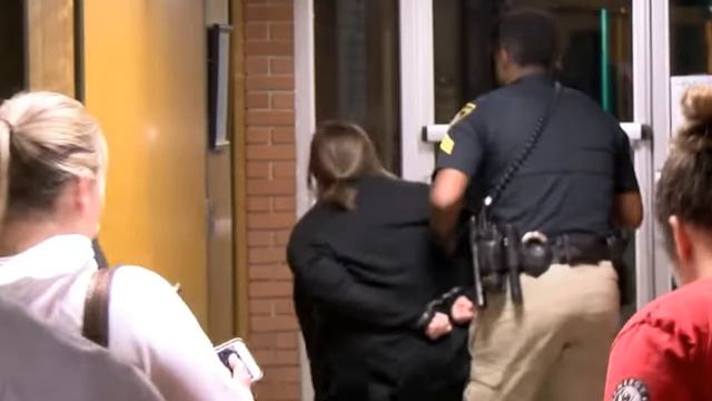 В США учительница пожаловалась на зарплату, и её заковали в наручники смотреть онлайн