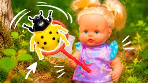 Куклы-пупсы ловят насекомых в саду! Весёлая прогулка и игры на свежем воздухе 🦋🔍 | Для детей