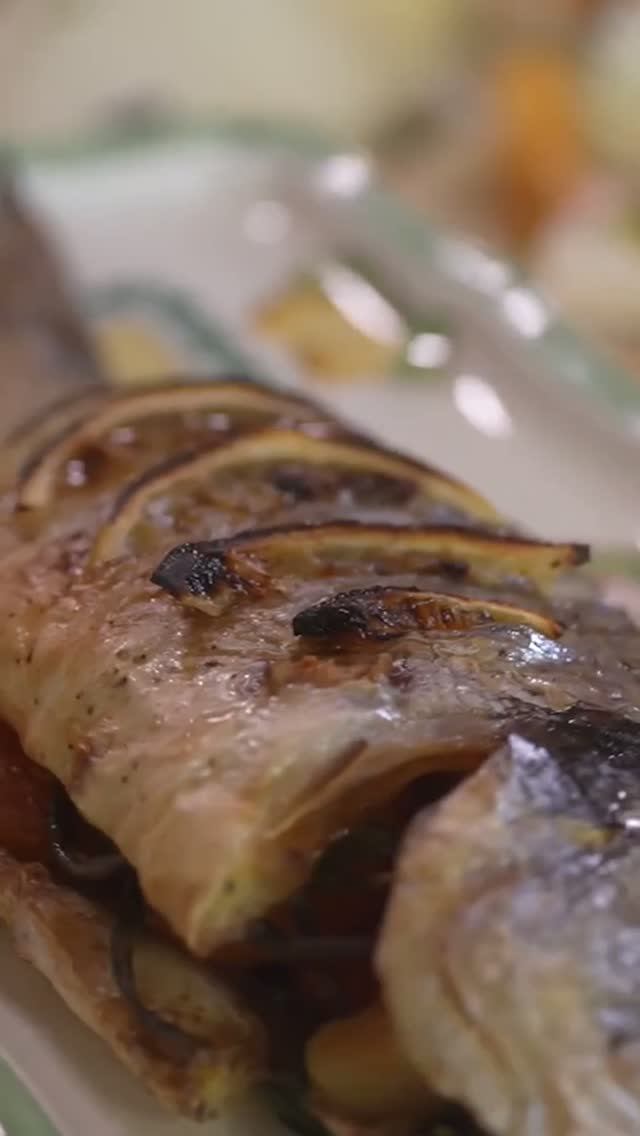 Дорада, фаршированная курагой, с салатом из дайкона и цукини и ореховой заправкой