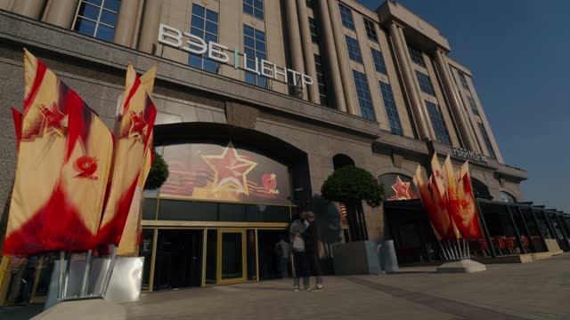 Оформление фасада ВЭБ Центра ко Дню Победы 9 мая (2026) смотреть онлайн