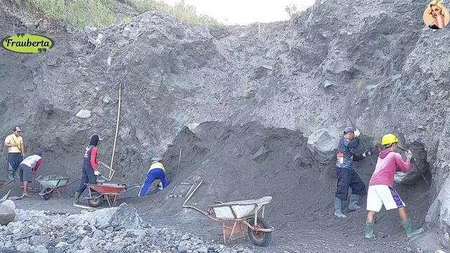 Строительство, шахтёры добывают песок в карьере смотреть онлайн