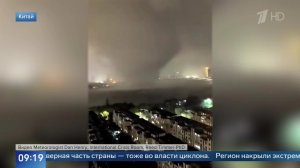 Сдувает и смывает: опубликованы кадры последствий торнадо и ливней в Китае.