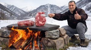 Первобытные стейки, приготовленные на горячем камне в горах