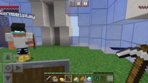 мы играем в игру гонки лаки блоков,но нам надо убить монстра