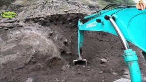 Строительство, экскаватор копает песок