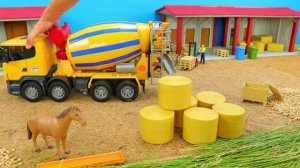 Бетономешалка едет на ферму! 🚜🏗️ Большая стройка И много других игрушек для детей