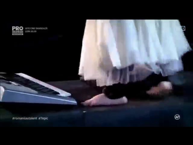 Девушка без рук играет на пианино и шикарно поёт!!! Зал в шоке!!! смотреть онлайн