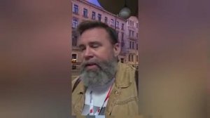 Американо туристо идёт по Петербургу и недоумевает,почему его уже целых 45 минут никто не ограбил