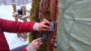 Женщина одна в самодельном укрытии зимой | Ночная метель