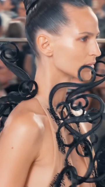 Неделю высокой моды в Париже открыл показ Schiaparelli — полный репортаж с показа на focusmoda.ru