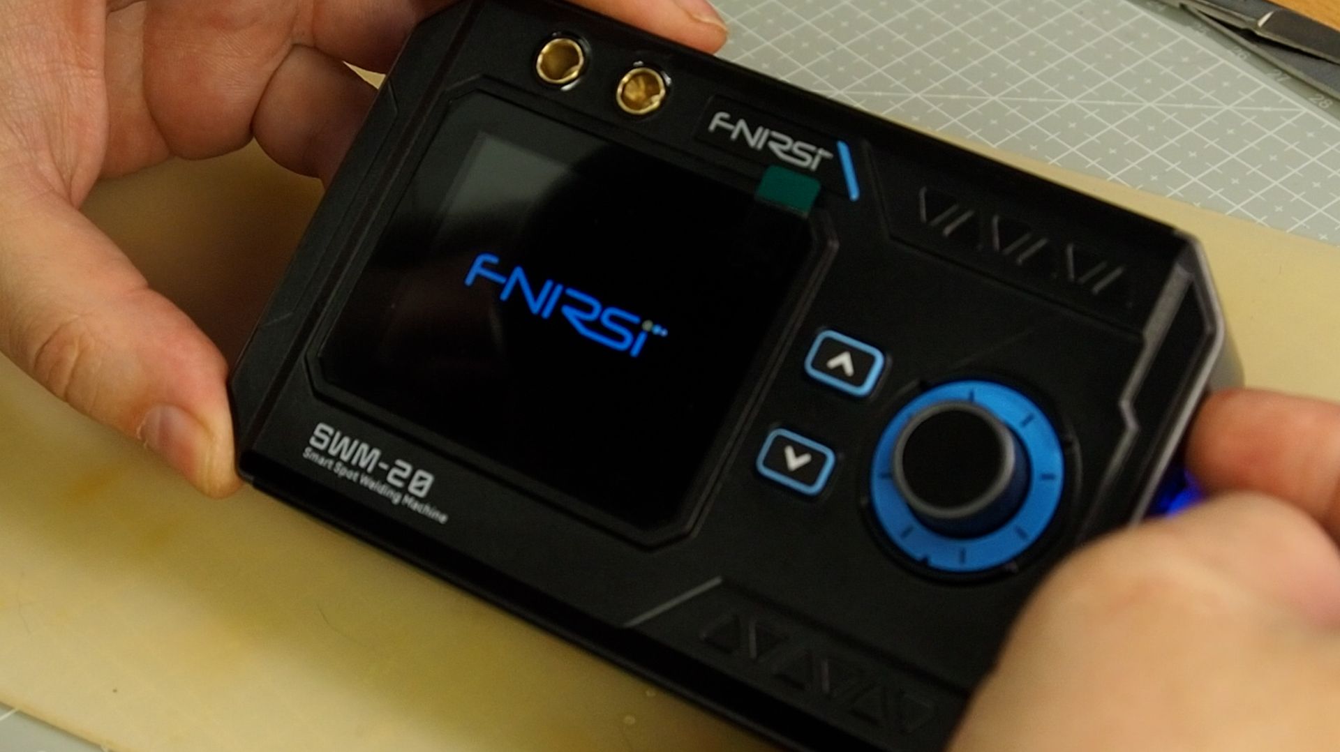 FNIRSI SWM-20 Портативная точечная сварка смотреть онлайн