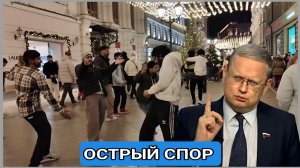 Мигранты-индусы бездельничают, шатаются по Москве и хвастаются фотками белых девушек.