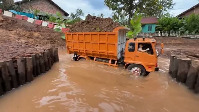 RC машинки 🚚Проверка мощности грузовик штурмует карьер с грунтом! 🪨⚡ смотреть онлайн