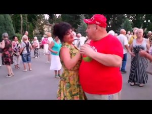 РАСТЁТ, РАСТЁТ ВОЗЛЕ ДОМА КАЛИНА! ТАНЦЫ В ПАРКЕ ГОРЬКОГО ХАРЬКОВ СЧАСТЛИВЫЕ ДНИ