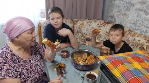 Жизнь в деревне 🏡 // выпечка // собираю смородину // наблюдаю за ними 😄