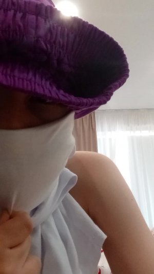 р