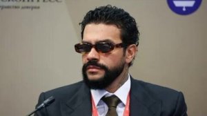 мне заблокировал  своего бывшего парня?