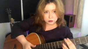 Я солдат на акустике. Девушка прикольно поёт под гитару.