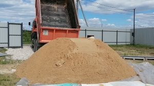 Влог деревенские будни : завезли щебёнку и песок, без нервов не обошлось😁 Скамейка в душевую.