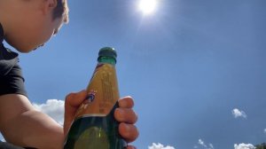 Как открыть стеклянную бутылку без открывашки