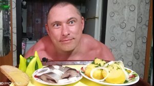 Мукбанг/Обжорыч/Еда на камеру/Картошка в мундире и селёдка солёная/