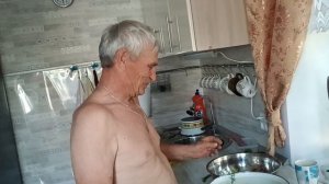 7.07.26. Стоит жара. Все полили, сели отдохнуть. Муж захотел малосольных огурчиков.