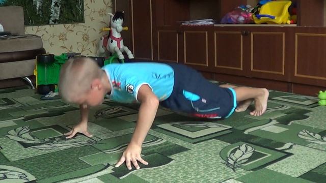 Сережа отжимается 50 раз на пальцах. смотреть онлайн